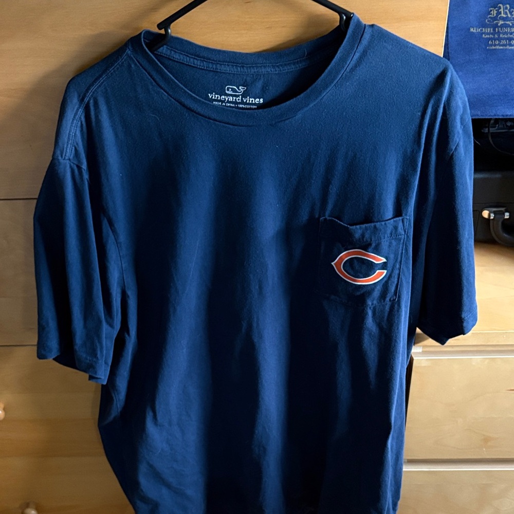 Vineyard Vines Men’s Navy Pocket Tee with Chicago Bears Emblem